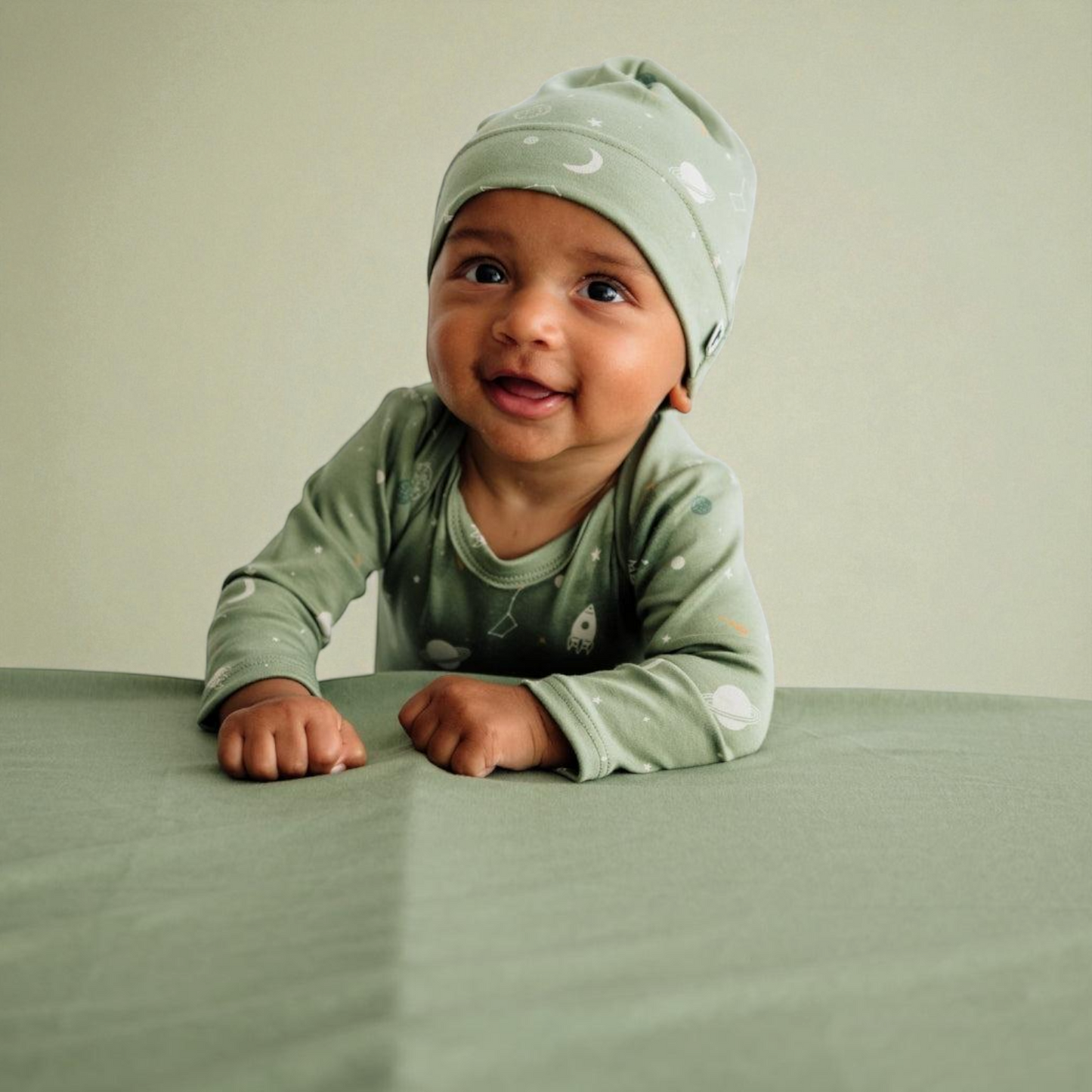 Bamboo Baby Gift Box – Organic Baby Clothes, Cozy Onesie & Soft Swaddle Blanket